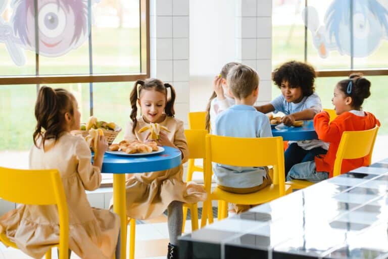 kids-lunch-school-hearing-loss Little kids eating lunch at school.